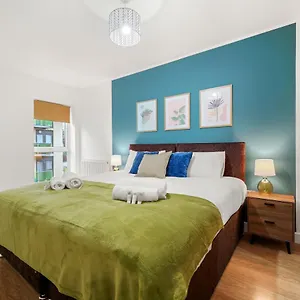  Holiday home East London Townhouse Sleeps 7 With 1 Parking Space